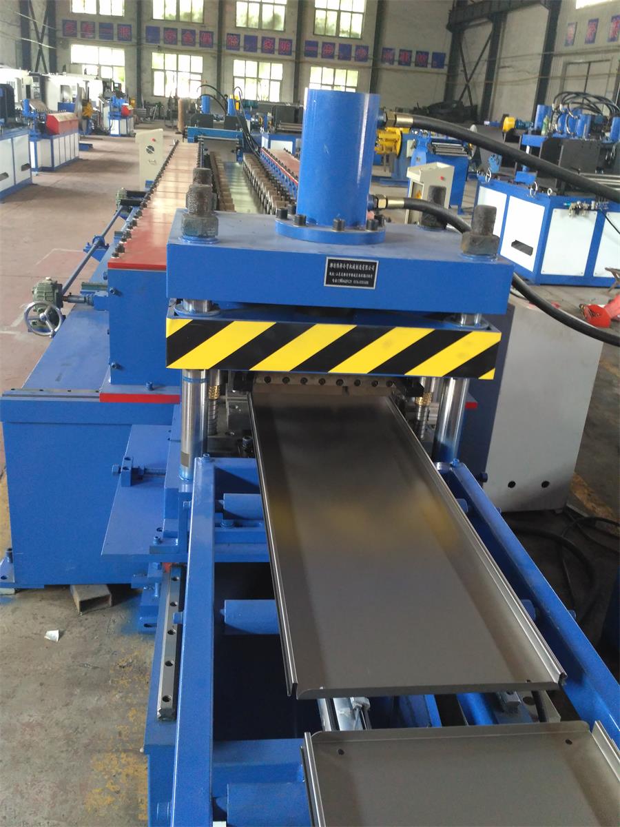 超市貨架層板生產(chǎn)線的特點(diǎn)及超市貨架的擺放 超市貨架層板生產(chǎn)線的特點(diǎn)及超市貨架的擺放